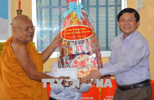 Thăm hỏi, chúc mừng nhân Tết cổ truyền của đồng bào Khmer ảnh 1